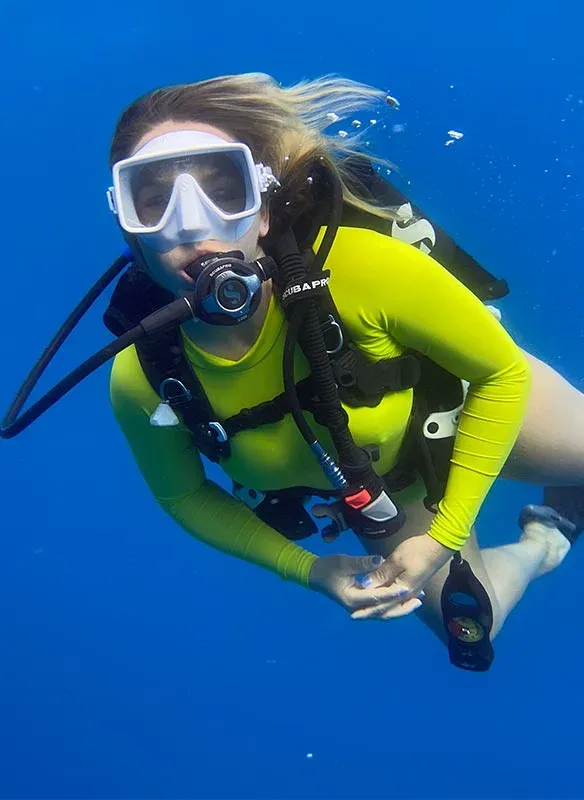 Diver in open water off Oʻahu
